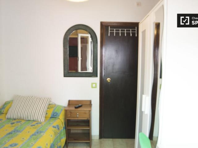 Se alquila habitación en piso de 4 dormitorios en Puerta del Ángel