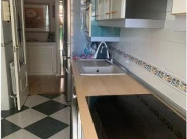 Se alquila habitación en piso de 4 dormitorios en Rosas