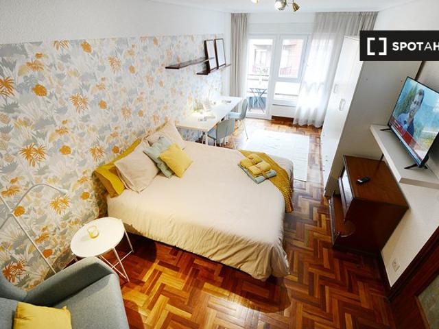 Se alquila habitación en piso de 4 dormitorios en Santutxu, Bilbao