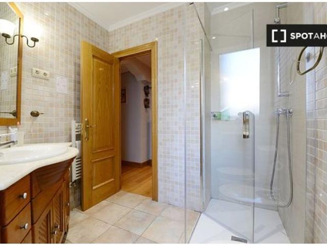 Se alquila habitación en piso de 4 dormitorios en Santutxu, Bilbao