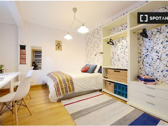 Se alquila habitación en piso de 4 dormitorios en Santutxu, Bilbao