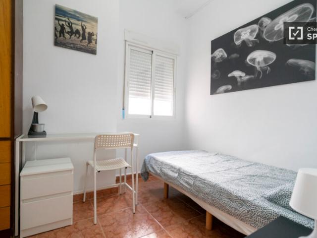 Se alquila habitación en piso de 4 dormitorios en Valencia
