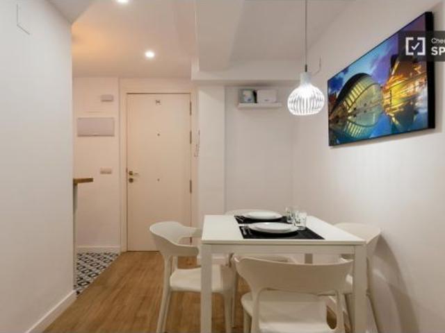 Se alquila habitación en piso de 4 dormitorios en Valencia