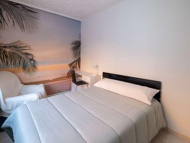 Se alquila habitación en piso de 4 dormitorios en Valencia