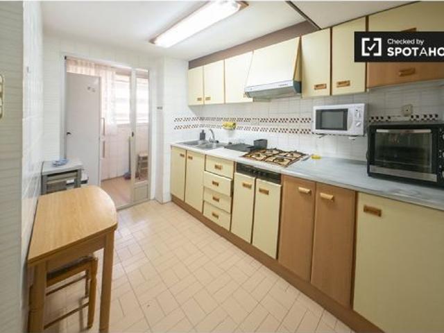 Se alquila habitación en piso de 4 dormitorios en Valencia