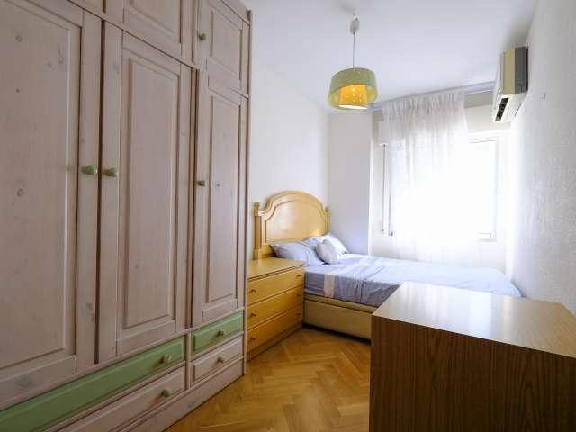 Se alquila habitación en piso de 4 dormitorios en Villaverde Bajo