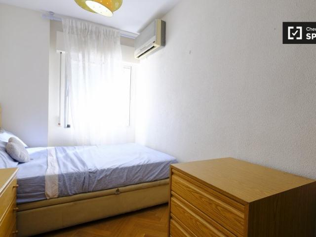 Se alquila habitación en piso de 4 dormitorios en Villaverde Bajo
