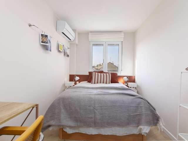 Se alquila habitación en piso de 4 habitaciones en Valencia
