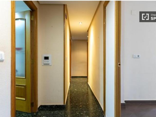 Se alquila habitación en piso de 4 habitaciones en Valencia