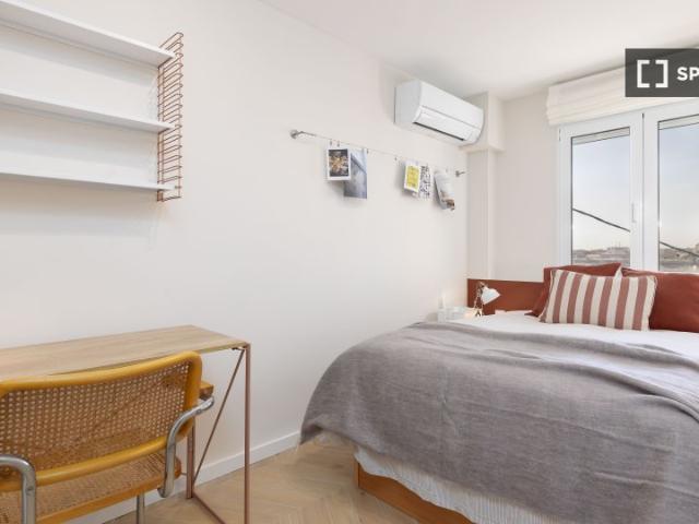 Se alquila habitación en piso de 4 habitaciones en Valencia