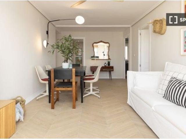 Se alquila habitación en piso de 4 habitaciones en Valencia