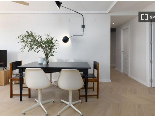 Se alquila habitación en piso de 4 habitaciones en Valencia