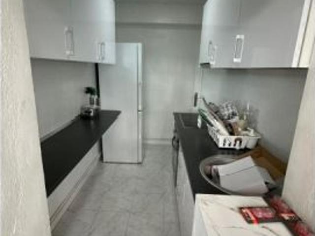 Se alquila habitación en piso de 4 habitaciones en Vicálvaro