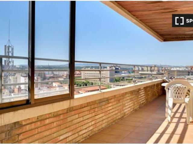 Se alquila habitación en piso de 4 habitaciones en Zaragoza