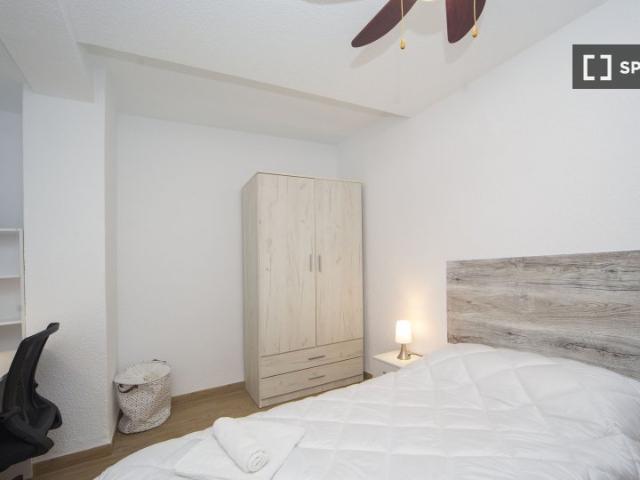 Se alquila habitación en piso de 4 habitaciones en Albaicín, Granada