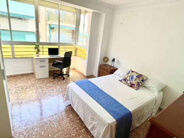 Se alquila habitación en piso de 4 habitaciones en Alicante