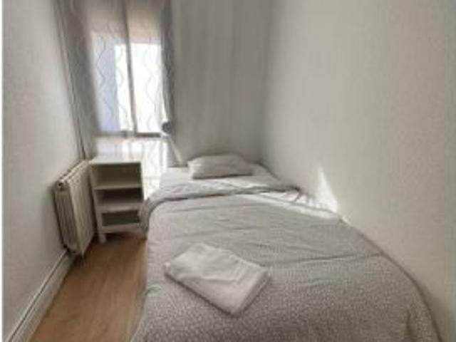 Se alquila habitación en piso de 4 habitaciones en Badalona, Barcelona