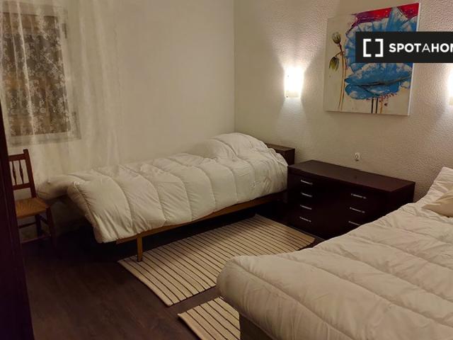Se alquila habitación en piso de 4 habitaciones en Barcelona