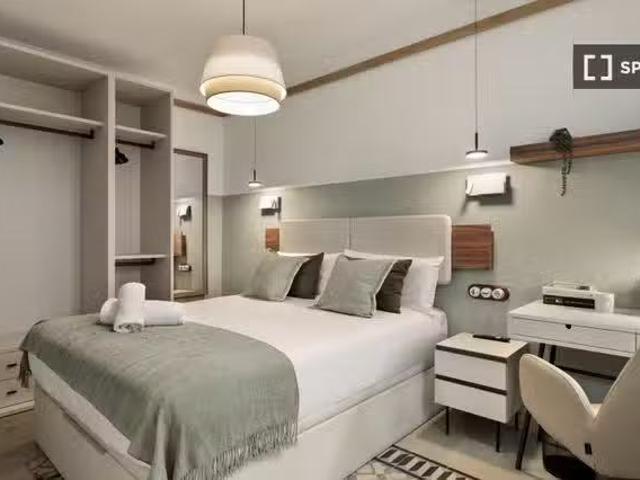 Se alquila habitación en piso de 4 habitaciones en Barcelona