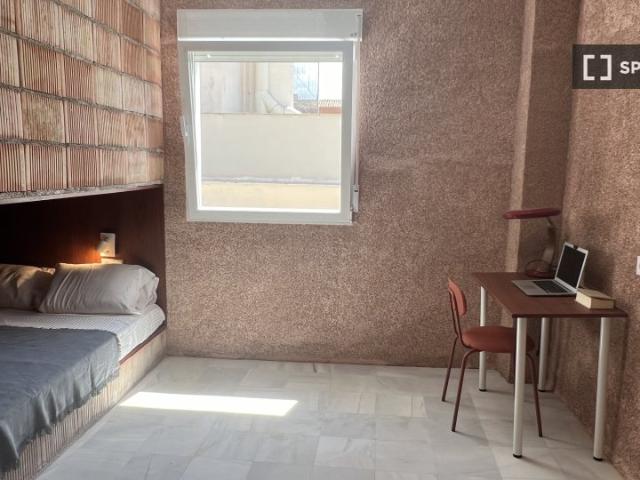 Se alquila habitación en piso de 4 habitaciones en Beiro, Granada