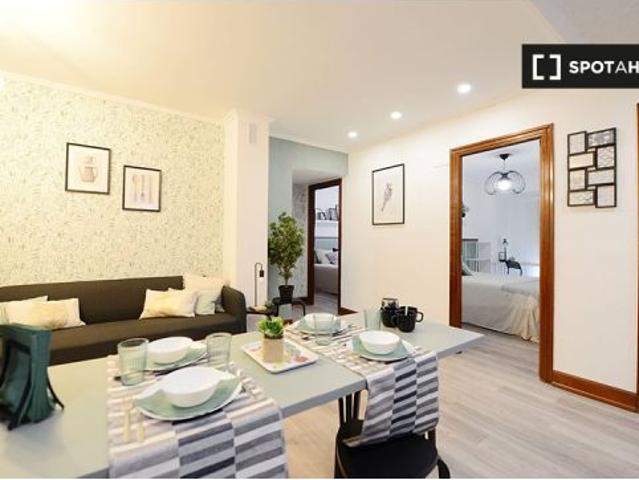 Se alquila habitación en piso de 4 habitaciones en Bilbao