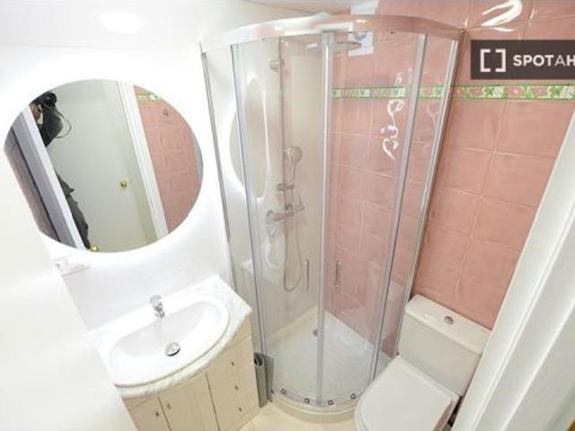 Se alquila habitación en piso de 4 habitaciones en Bilbao