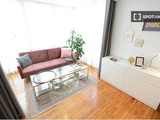 Se alquila habitación en piso de 4 habitaciones en Bilbao