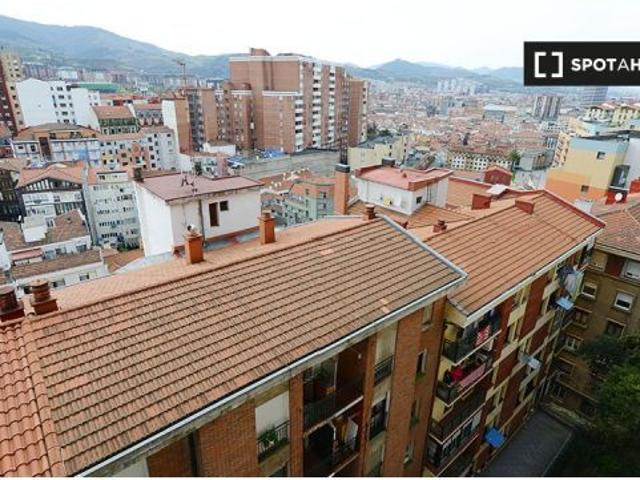 Se alquila habitación en piso de 4 habitaciones en Bilbao