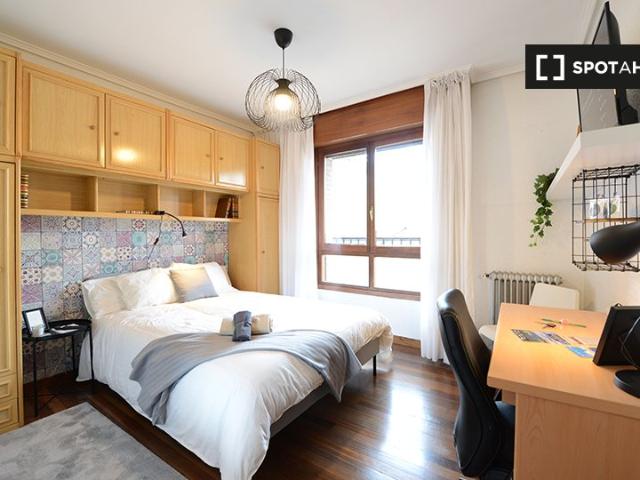 Se alquila habitación en piso de 4 habitaciones en Bilbao