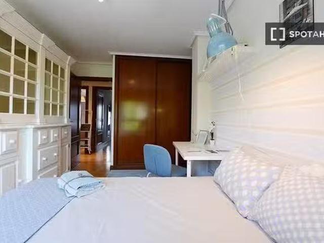 Se alquila habitación en piso de 4 habitaciones en Bilbao, Bil.