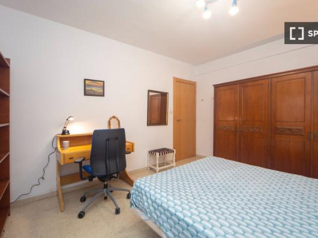 Se alquila habitación en piso de 4 habitaciones en Granada