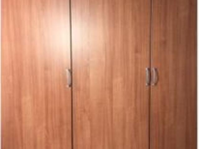 Se alquila habitación en piso de 4 habitaciones en Granada