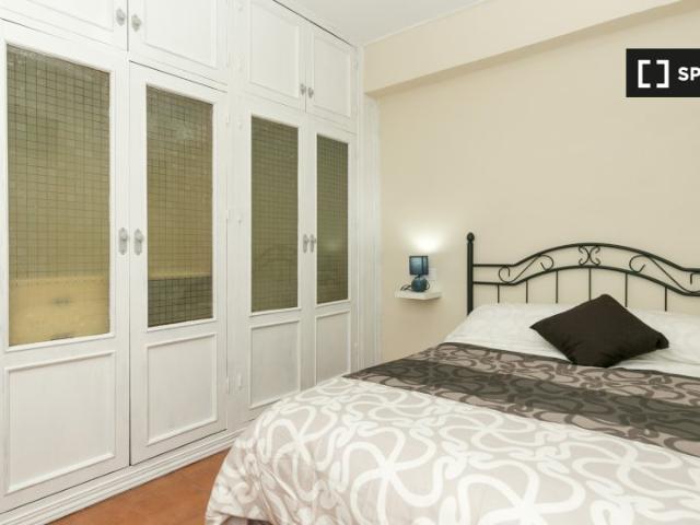 Se alquila habitación en piso de 4 habitaciones en Granada