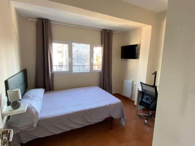 Se alquila habitación en piso de 4 habitaciones en Granada