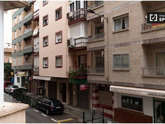 Se alquila habitación en piso de 4 habitaciones en Granada
