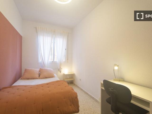 Se alquila habitación en piso de 4 habitaciones en Granada