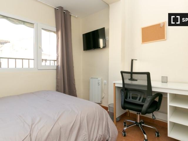 Se alquila habitación en piso de 4 habitaciones en Granada