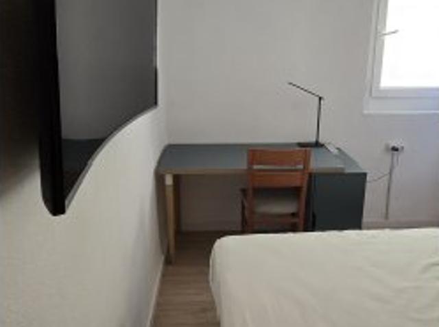 Se alquila habitación en piso de 4 habitaciones en La Malva Rosa