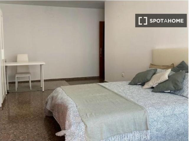Se alquila habitación en piso de 4 habitaciones en La Raïosa, Valencia