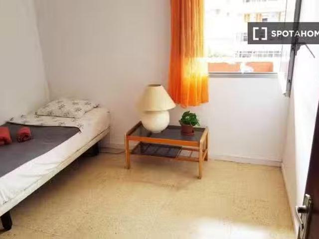 Se alquila habitación en piso de 4 habitaciones en Las Palmas
