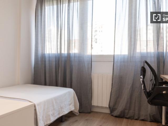 Se alquila habitación en piso de 4 habitaciones en Latina, Madrid