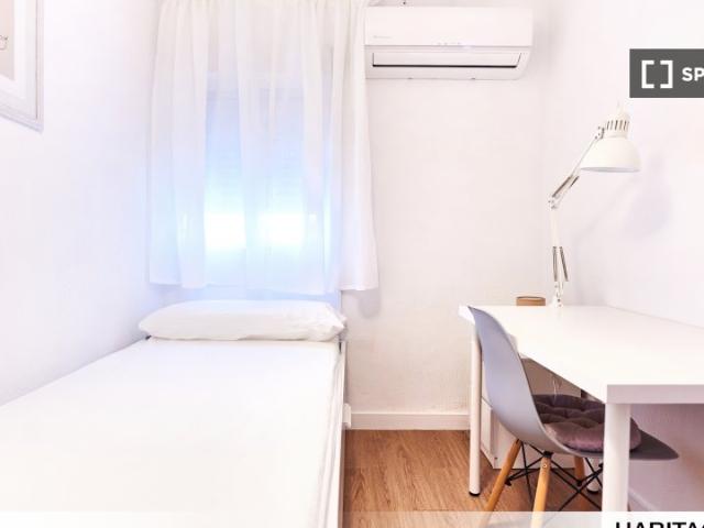Se alquila habitación en piso de 4 habitaciones en Macarena, Sevilla