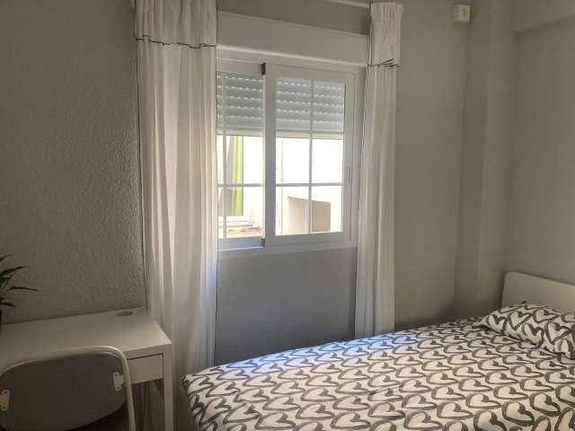 Se alquila habitación en piso de 4 habitaciones en Mercado, Alicante