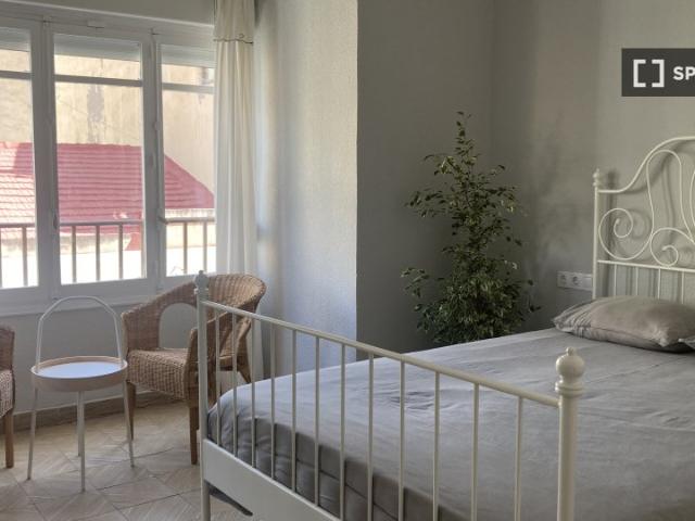 Se alquila habitación en piso de 4 habitaciones en Mercado, Alicante