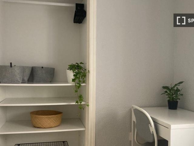 Se alquila habitación en piso de 4 habitaciones en Mercado, Alicante