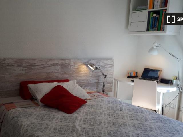 Se alquila habitación en piso de 4 habitaciones en Opañel, Madrid