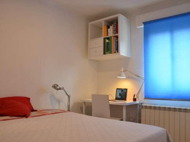 Se alquila habitación en piso de 4 habitaciones en Opañel, Madrid