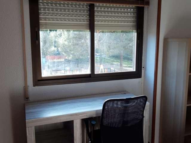 Se alquila habitación en piso de 4 habitaciones en Rosas, Madrid