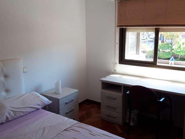Se alquila habitación en piso de 4 habitaciones en Rosas, Madrid