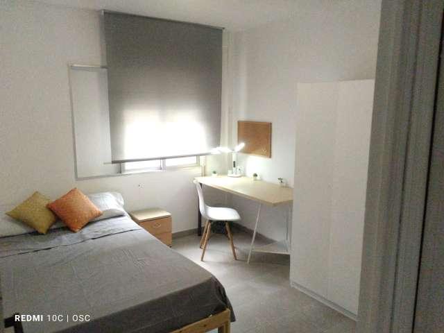 Se alquila habitación en piso de 4 habitaciones en Sevilla, Sevilla